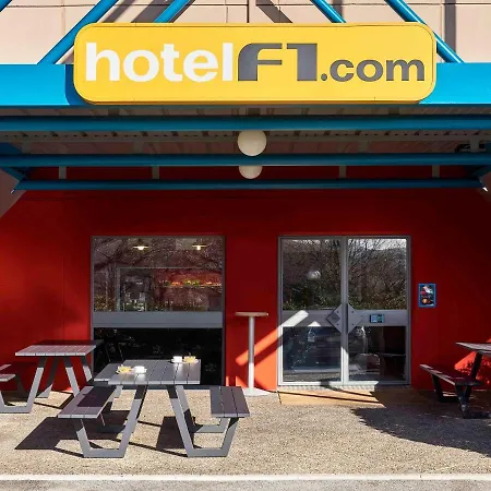 酒店 尼姆乌埃斯特f1酒店 *