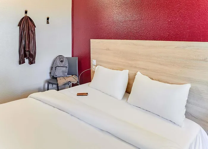 Отель Hotelf1 Ouest Ним