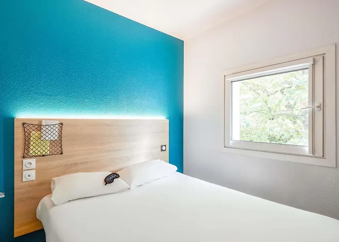 Hotelf1 Ouest Ним